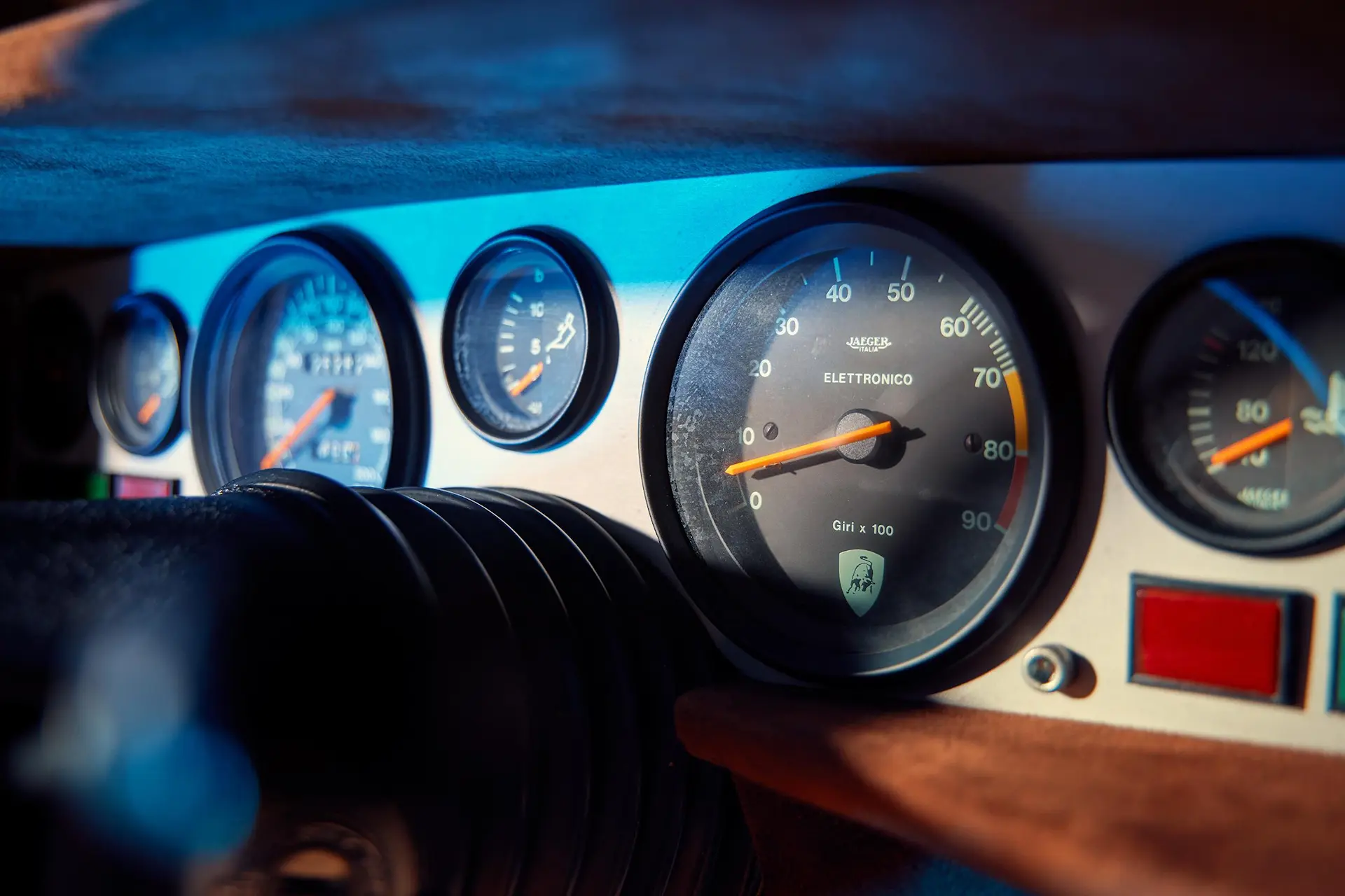 analog dials, speedometer